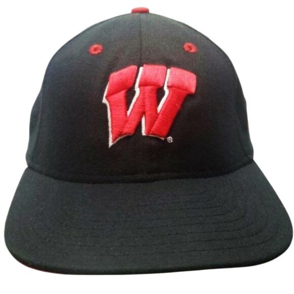 NCAA Zephyr Wisconsin Badgers Baseball Cap Hat Flex Fit Fitted Black Red M / L - Picture 1 of 8